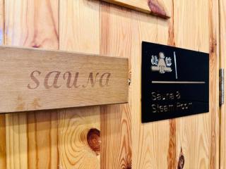 HomeCinema with Seaview, 8pax, Urban Suites by PG Home - George Town - 2