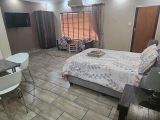 South Gate Lodge - 2