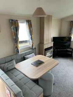 Delightful two bedroom caravan on Par Beach. - 7