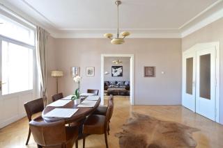 Beautiful view on the Prague castle close to the centre - 5