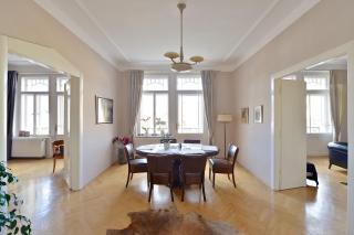 Beautiful view on the Prague castle close to the centre - 6