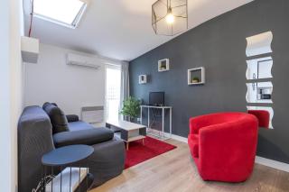 Magenta Square Central 1 Bdr with AC - Niza - 0