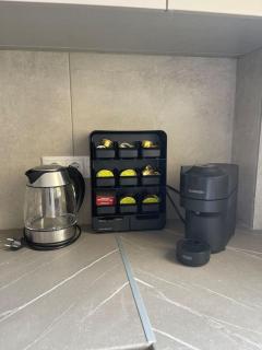 Glyfada 3 Bed: Modern & Cozy - 8