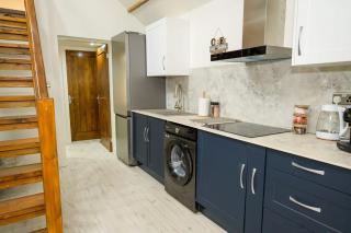 The Den On A Beautiful Farm Near Cannock Chase By StayStaycations - Rugeley - 3
