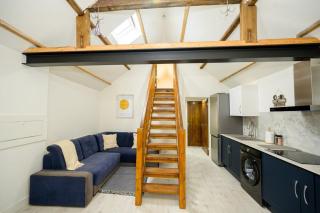 The Den On A Beautiful Farm Near Cannock Chase By StayStaycations - Rugeley - 4