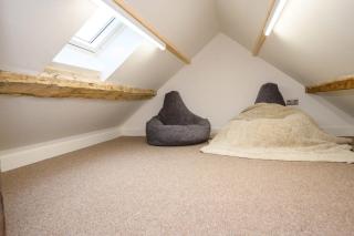The Den On A Beautiful Farm Near Cannock Chase By StayStaycations - Rugeley - 6