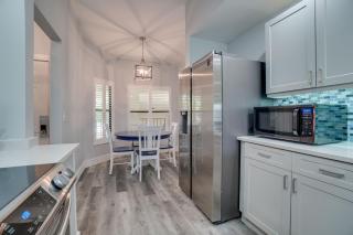 Luxury 2 bed and 2bath Lakefront Condo Near IMG and Anna Maria Island - Bradenton - 3