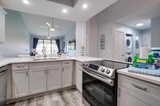 Luxury 2 bed and 2bath Lakefront Condo Near IMG and Anna Maria Island - Bradenton - 2