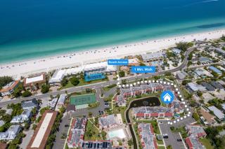 Beautiful Location, only steps to the white sandy beaches or heated pool - Bradenton Beach - 9