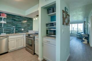 Beautiful Location, only steps to the white sandy beaches or heated pool - Bradenton Beach - 5