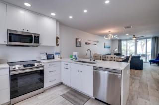 Enjoy Sunset Views From 2 Private Balconies - Bradenton Beach - 5