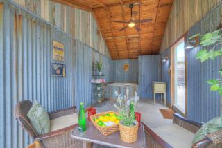 Charming Bungalow with Spa! Close to Main St! - Fredericksburg - 8