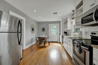 Charming Bungalow with Spa! Close to Main St! - Fredericksburg - 6