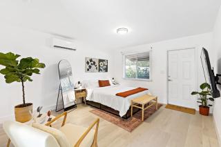 Lovely Rental Unit with free Parking on Premises - 9