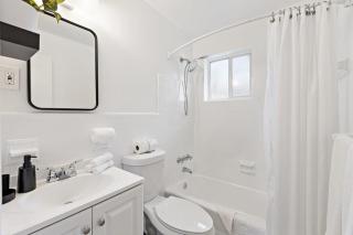 Lovely Rental Unit with free Parking on Premises - 2