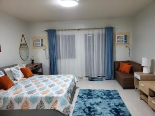 Stay at VERDANT by Camella Manors Deluxe King Bed with Balcony, Swimming Pool & Gym - 9