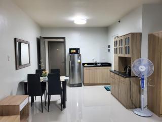 Stay at VERDANT by Camella Manors Deluxe King Bed with Balcony, Swimming Pool & Gym - 3