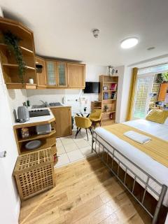 Portobello Road Artistic Studios 'BUDGET' - London - 9