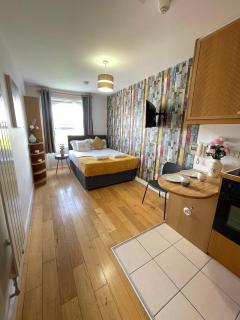Portobello Road Artistic Studios 'BUDGET' - London - 2