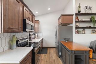 Red Canyon Casita-Brand New, Views, Hot Tub, Near Zion & Bryce - Orderville - 3