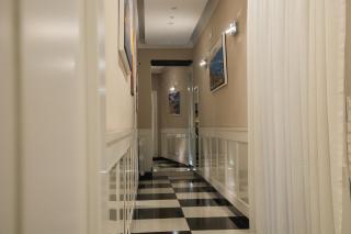 Residence Black & White - 2