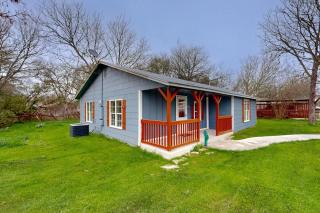 Walk to Medina River: 'Cowboy Cottage' w/ BBQ Pit - 0