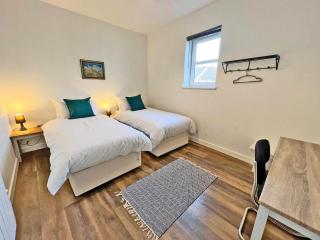 Immaculate 2-Bed Apartment Town Centre - 2