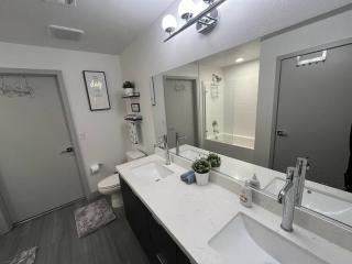 In the heart of Vegas luxury 2B2B sleeps 6 - 4