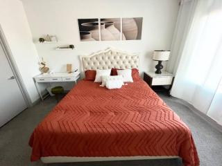 In the heart of Vegas luxury 2B2B sleeps 6 - 1