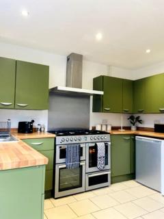 Entire 5 Bedroom House, Fast Wi-FI, Free Parking - Cambridge - 0