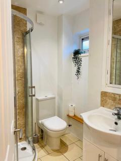 Entire 5 Bedroom House, Fast Wi-FI, Free Parking - Cambridge - 1
