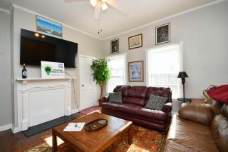 Downtown Retreat, Minutes from Main Street with Fenced in Backyard - Greenville - 8