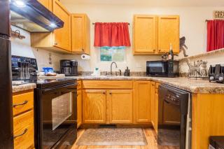 Sasquatch Lodge CDE Sleeps 35 - Gatlinburg - 2