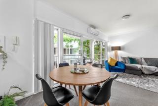 Convenient & Comfy! ~ 2Bed, 2Bath, 2Car, Balcony - Brisbane - 1