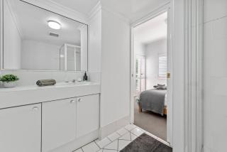 Convenient & Comfy! ~ 2Bed, 2Bath, 2Car, Balcony - Brisbane - 4