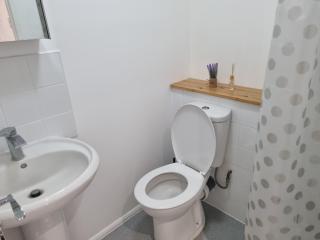 Refurbished Double Bedroom - London - 9