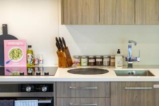 Cozy 1-Bed Apartment with Park Views, Sleeps 4 - 5