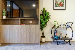 Cozy 1-Bed Apartment with Park Views, Sleeps 4 - 7