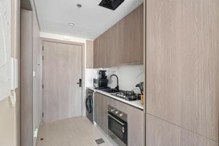 Modern Studio in residence with pool gym and paddl - Dubai - 6