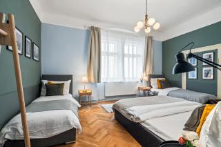 Charles Bridge Historical APTs by Michal&Friends - Praga - 9