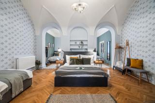 Charles Bridge Historical APTs by Michal&Friends - Praga - 0