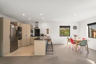 Sun Soaked Escape - Cromwell Holiday Home - Cromwell - 3