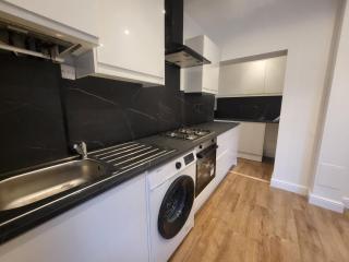 4 Bedroom House - Free Parking, Great access to London, Herts, Essex - 6