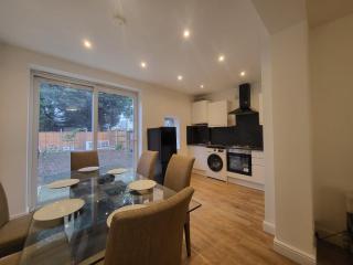 4 Bedroom House - Free Parking, Great access to London, Herts, Essex - 9