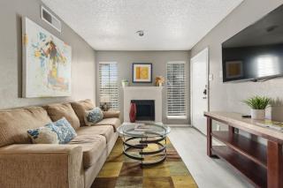 One Bed One Bath Affordable Apt With Balcony - Dallas - 9