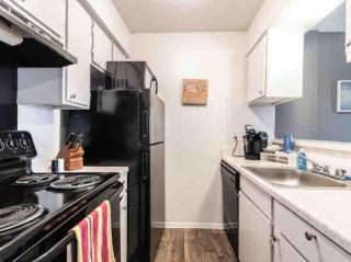 Affordable Apartment with Balcony - Dallas - 7