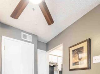 Affordable Apartment with Balcony - Dallas - 4