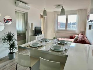 City Break Apartment - PRIVATE GARAGE, AC, BALCONY - 7