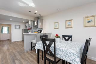 100 PERCENT NEW STUNNING HUGE HOME, GARDEN BEACH, RESERVED Parking - 4