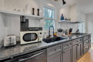Pack and Play - King Bed - Remote Workplace - Raleigh - 6